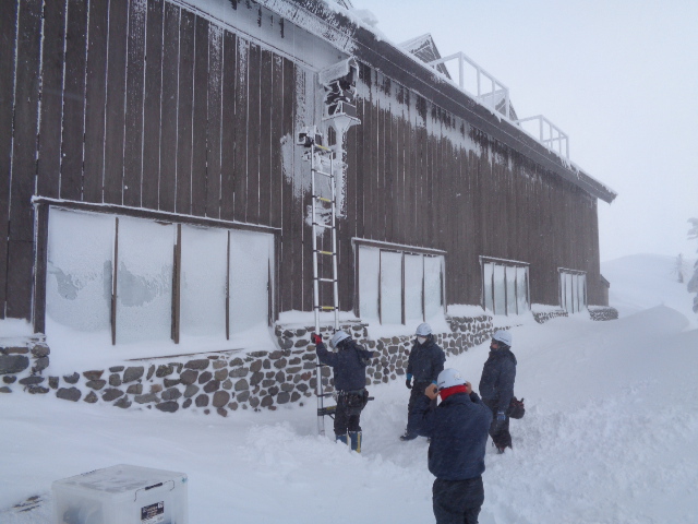 雪山での作業風景